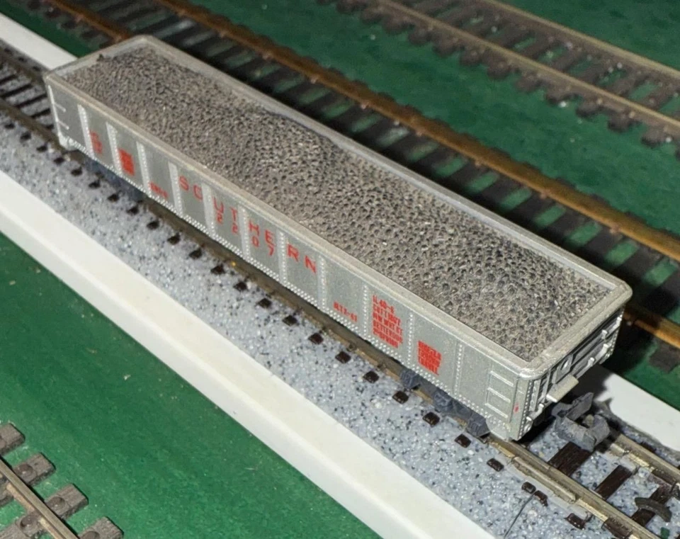 N Scale Lima Southern 40’ gondola with load & Rapido couplers - Image 1 of 1
