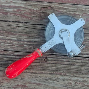 Carrete de metal Lufkin vintage de 100 pies cinta métrica endurecida mango de madera EE. UU. - Imagen 1 de 12