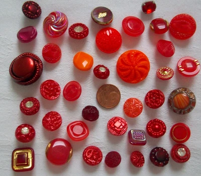 39 Glasknöpfe mit Ösen - verschiedene Größen, Designs und Rottönen - s. Bilder - Bild 1 von 4
