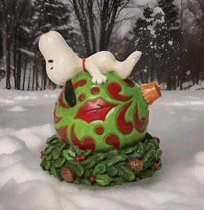 Jim Shore Peanuts SNOOPY Figurine "Hanging Around" Christmas NEW - Picture 1 of 10