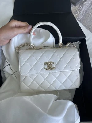 Mini mango superior CHANEL en letras blancas multicolores Foto 1 de 4