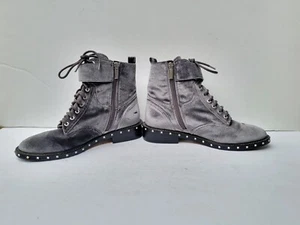 Vince Camuto Talorini Nieten grau Samt Schnürung Combat Moto Stiefeletten Größe 7 - Bild 1 von 10