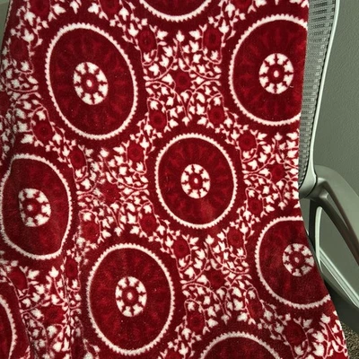 Red & White Circle Design Plush Throw Blanket 50x67in Christmas Winter Decor - Image 1 of 4