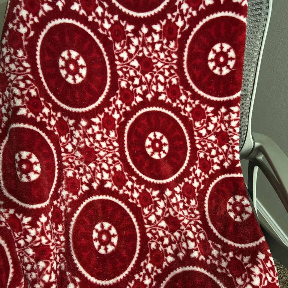 Red & White Circle Design Plush Throw Blanket 50x67in Christmas Winter Decor - Image 1 of 4