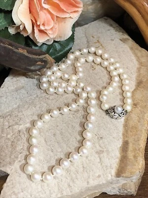 25. Collar anudado con cuentas de perlas blancas broche de caja floral oro blanco 14k 21", 28,7 Foto 1 de 4