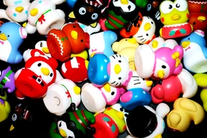 eine Menge Enten: 45+ Sanrio Hello Kitty & Friends Rubber Duckz 8+ Charakterauswahl - Bild 1 von 46