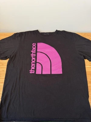 🖤 Camiseta con logotipo de gran tamaño The North Face | Negra y magenta | Talla XL Foto 1 de 4