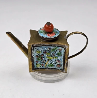 Antigua tetera china en miniatura esmaltada sobre latón con pájaro en arbusto Foto 1 de 4