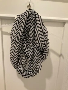 Bufanda infinita envolvente circular bloque estampado Chevron ancho color gris y negro suave - Imagen 1 de 5