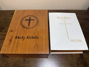 Vintage White Holy Bible PRINCE OF PEACE Catholic Edition 1961 in Cedar Box B1 - Bild 1 von 12
