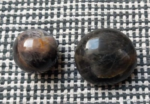 Schwarzer Mondstein Handstein und Kugel Edelstein Heilstein - Bild 1 von 9