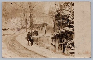 Hombre y niña en South Otselic NY Falls Cascada Invierno Hielo RPPC K15 - Imagen 1 de 3