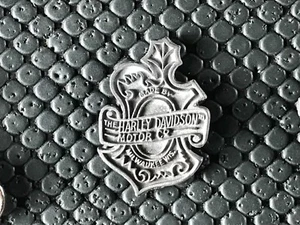  PINS PIN BADGE MOTO BIKE HARLEY DAVIDSON EN ETAIN  - Bild 1 von 1