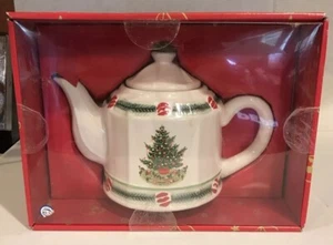 Pfaltzgraff Christmas Heritage Sculpted Teapot Tea Pot in Original Box - Picture 1 of 12