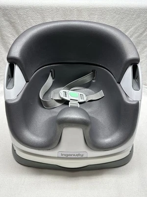 Base elevadora de alimentación y asiento de piso Ingenuity Baby Base 2 en 1, bandeja autoalmacenable gris Foto 1 de 4