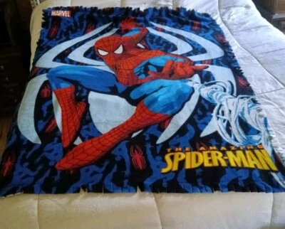 Manta reversible Spider Man 4' por 5', parte de una colección de héroes de Marvel. Foto 1 de 3