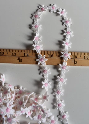 粉色和白色 DAISY 花饰 1 英寸宽 3 件装饰 — 第 1/2 张图片