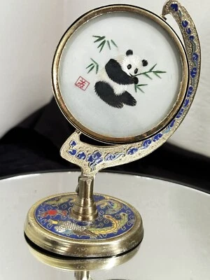 Vintage Chinese Cloisonnè Metal STAND with Silk Embroidered PANDA - Glass DISC Foto 1 de 4