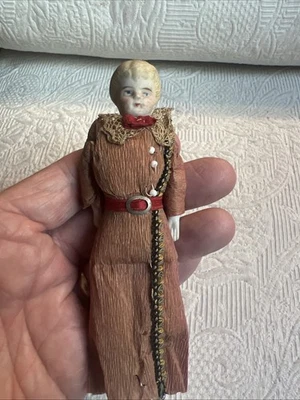 Muñeca bisque antigua con vestido de papel crepé 5" de alto #D Foto 1 de 4