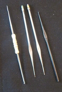 4 Vintage Crochet Hooks Boye Susan Bates - Picture 1 of 5