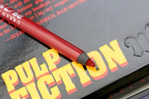 NEW URBAN DECAY Pulp Fiction Mrs. Mia Wallace 24/7 Glide On Lip Pencil BOXED - Picture 1 of 1