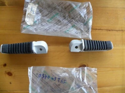 Nuevo de Lote Antiguo Par de Reposapiés Traseros Derecha + Derecha para muchas Ducati SS 600/750/900... Foto 1 de 4