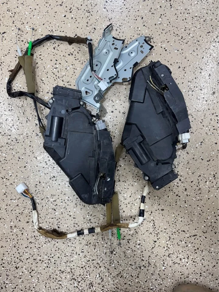 01-06 LEXUS LS430 前门左右门锁激活器 原始设备制造商 带软自动关闭 — 第 1/4 张图片