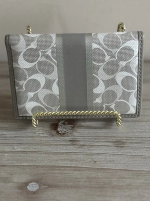 Carteira Coach Feminina Pequena Porta-Cartão de Crédito Logotipo Impressão Cinza - Imagem 1 de 4