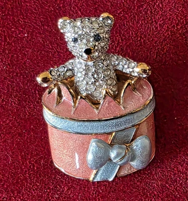 BUTLER AND WILSON VINTAGE RARE TEDDY BEAR CRYSTAL BROOCH IN HAT BOX WITH BOW - Image 1 of 4