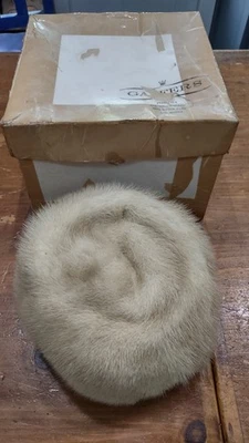 Sombrero Pastillero Visón Diseñado De Colección Por Lora Crema Marfil Iglesia Domingo Foto 1 de 4