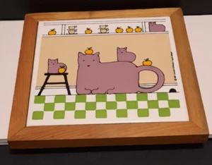 LILLIAN VERNON LILA KATZEN MIT ORANGEN HOLZRAHMEN KERAMIKFLIESE 1982 - Bild 1 von 4