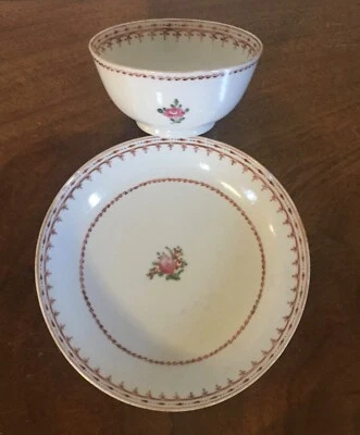 Antigua taza de té y platillo de porcelana de exportación china Famille Rose siglo XIX Foto 1 de 4