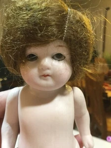 Antigua muñeca alemana de porcelana bisque con peluca de mohair de 6 pulgadas de alto - Imagen 1 de 8