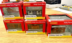 LOTE DE 5 EDIFICIOS Y TIENDAS HORNBY LYDDLE END CALIBRE N HOLLY FARM TODOS EN CAJA - Imagen 1 de 2