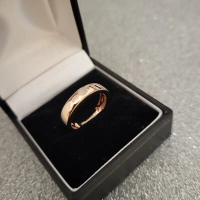 Anillo de banda solitario de piedra lunar en oro rosa sobre plata esterlina Foto 1 de 4