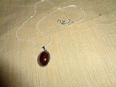 Hecho a mano artesanal, colgante ojo de tigre de 1 1/4", en cadena de serpiente chapada en plata de 18”. Stainl Foto 1 de 4