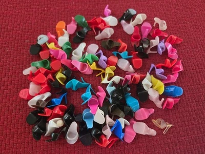 ROUPA BARBIE VINTAGE "LOTE DE SAPATOS DE BIQUEIRA ABERTA INCOMPATÍVEIS" DE TODOS OS LUGARES - Imagem 1 de 2