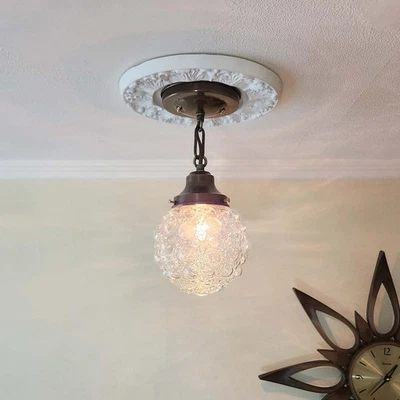 Lámpara de techo colgante de latón antiguo globo de vidrio burbuja vintage años 40-60 Foto 1 de 4