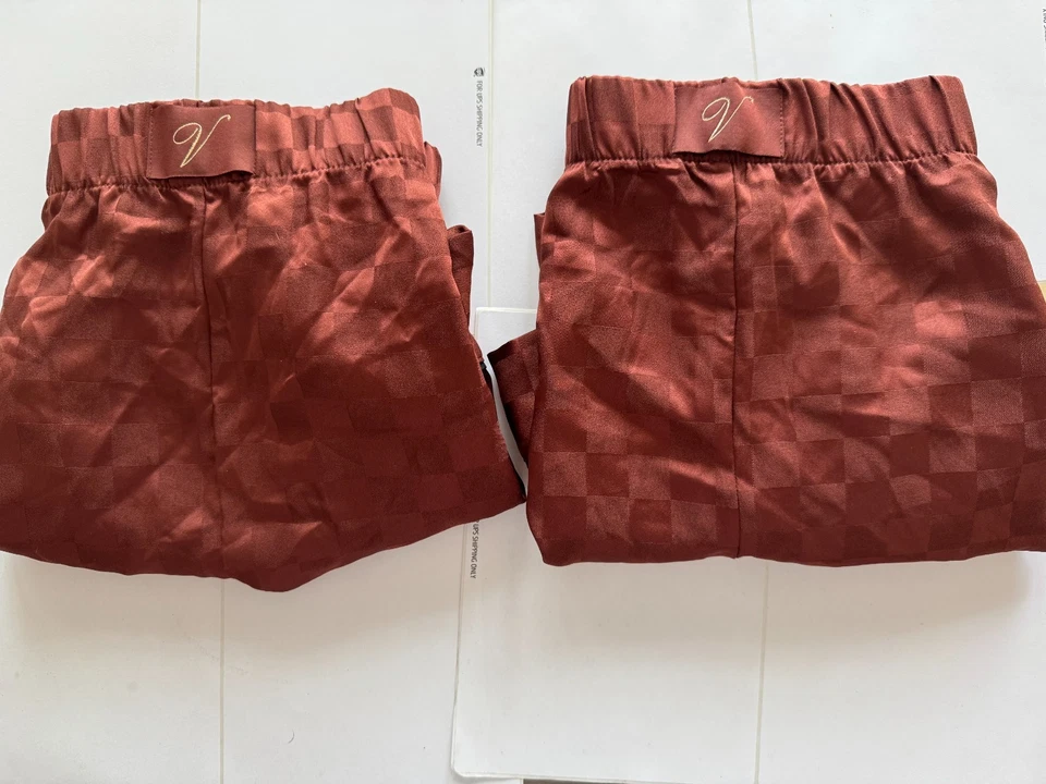 DOIS (2) SHORTS BOXER VICTORIA'S SECRET cetim brilho remendo MSRP $70 NOVO com TAGS - Imagem 1 de 1