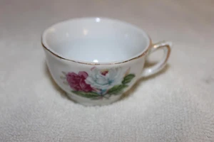 VINTAGE MINIATUR TEETASSE WEISS & FLORAL GOLDRAND ÜBERBACKEN 2" DURCHMESSER - Bild 1 von 3