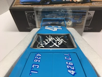 РИЧАРД ПЕТТИ С АВТОГРАФОМ NO43 1970 PLYMOUTH SUPERBIRD 1/24 УНИВЕРСИТЕТ ГОНОК - Изображение 1 из 4