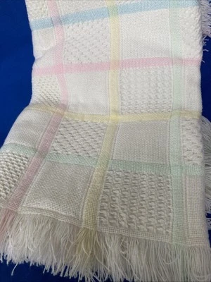 Manta Bebé con Flecos Acrílico Tejida Blanca con Pasteles 38 x 32" De Colección Nueva Foto 1 de 4