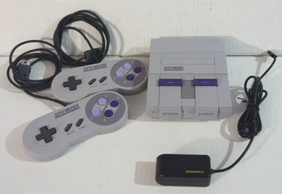 SNES Super Nintendo Classic Mini Super Entertainment System 2 controladores Foto 1 de 4