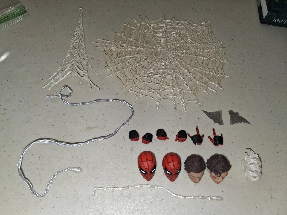 Boneco de ação coletivo Mezco Toyz Amazing Spider-Man peças cabeças mãos teias - Imagem 1 de 4