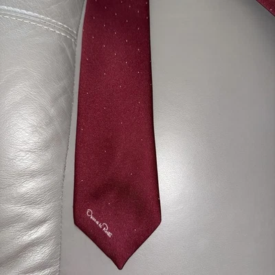 Corbata de colección Oscar De La Renta mezcla de seda/poliéster carmesí/lunares blancos Foto 1 de 4