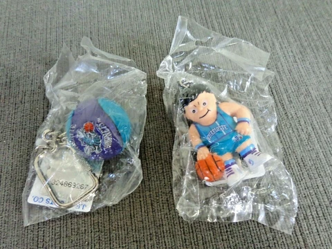 VINTAGE NBA Charlotte Hornets L'IL Brat Basketball Player & Ball KEYCHAINS 2 Pc Cover