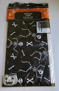 Halloween Nappe Party Tablecloth Cover 54" x 108" Skeleton, skull & bones spooky - Picture 1 of 1