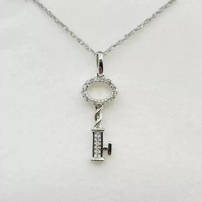 Ожерелье с подвеской в форме ключа с имитацией круглого бриллианта 1,50 карата покрытие белым золотом 14 карат - Изображение 1 из 4