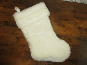 Medias tradicionales de Navidad esponjosas peludas de peluche blancas de 17" de Santa's Best - Imagen 1 de 3