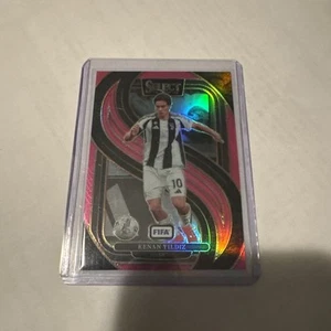 Mezzanine rosa Select FIFA KENAN YILDIZ 2024-25/59 #138 - Imagen 1 de 3